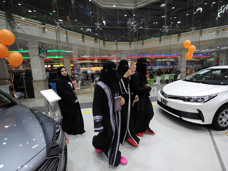 اضغط لمشاهدة الفيديو: أول معرض سيارات للنساء في السعودية